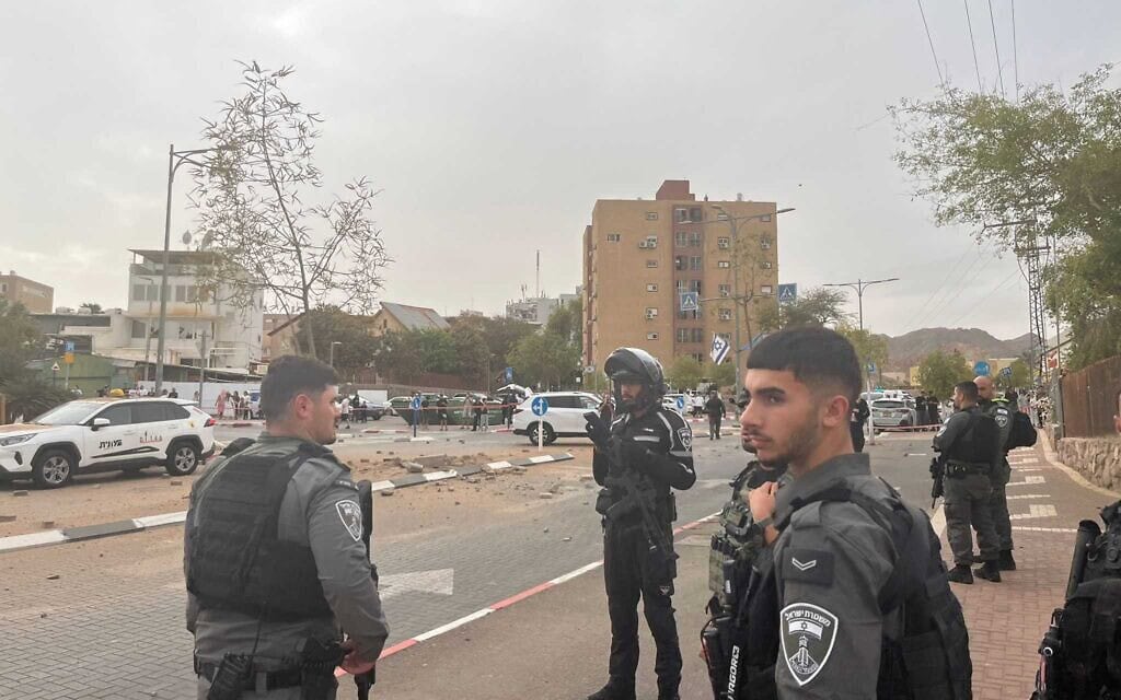 שוטרים בזירת פגיעה של רסיסים לאחר ירי של טיל איראני באילת. 14 במרץ 2026 (צילום: דוברות המשטרה ) שוטרים בזירת פגיעה של רסיסים לאחר ירי של טיל איראני באילת. 14 במרץ 2026 (צילום: דוברות המשטרה )
