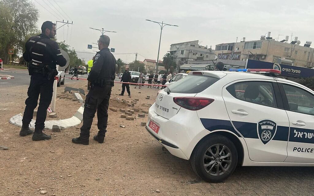 שוטרים בזירת פגיעה של רסיסים לאחר ירי של טיל איראני באילת. 14 במרץ 2026 (צילום: דוברות המשטרה ) שוטרים בזירת פגיעה של רסיסים לאחר ירי של טיל איראני באילת. 14 במרץ 2026 (צילום: דוברות המשטרה )