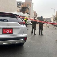 שוטרים בזירת פגיעה של רסיסים לאחר ירי של טיל איראני באילת. 14 במרץ 2026 (צילום: דוברות המשטרה ) שוטרים בזירת פגיעה של רסיסים לאחר ירי של טיל איראני באילת. 14 במרץ 2026 (צילום: דוברות המשטרה )