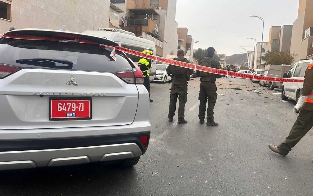 שוטרים בזירת פגיעה של רסיסים לאחר ירי של טיל איראני באילת. 14 במרץ 2026 (צילום: דוברות המשטרה ) שוטרים בזירת פגיעה של רסיסים לאחר ירי של טיל איראני באילת. 14 במרץ 2026 (צילום: דוברות המשטרה )