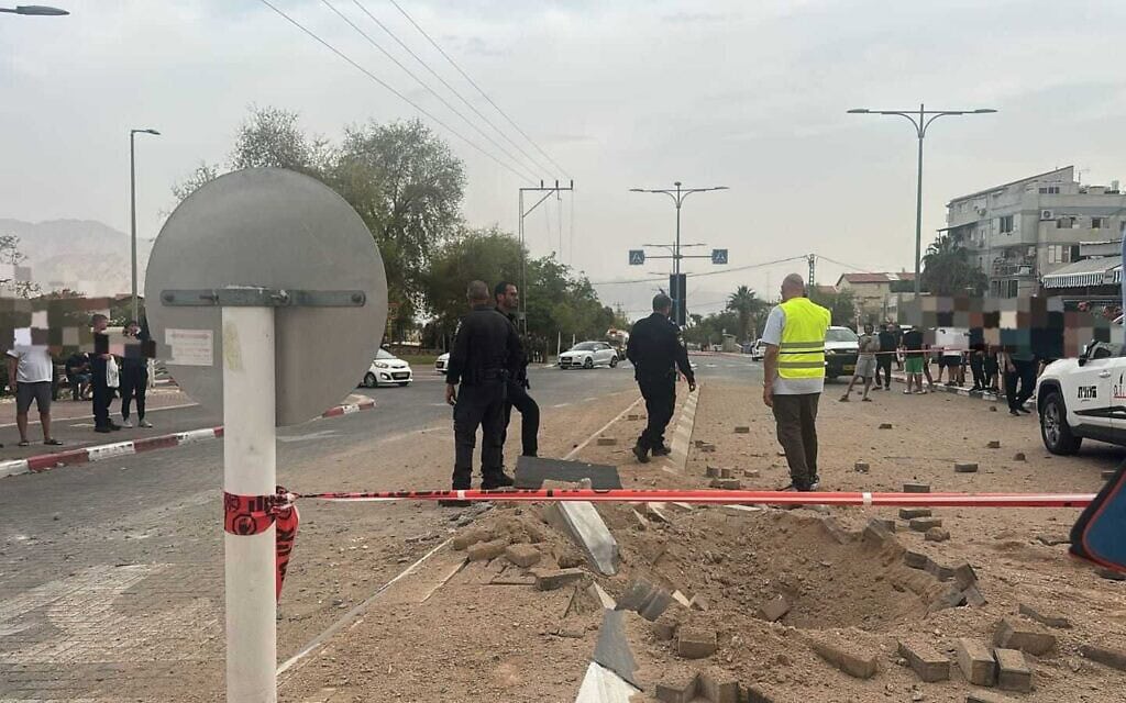 שוטרים בזירת פגיעה של רסיסים לאחר ירי של טיל איראני באילת. 14 במרץ 2026 (צילום: דוברות המשטרה ) שוטרים בזירת פגיעה של רסיסים לאחר ירי של טיל איראני באילת. 14 במרץ 2026 (צילום: דוברות המשטרה )