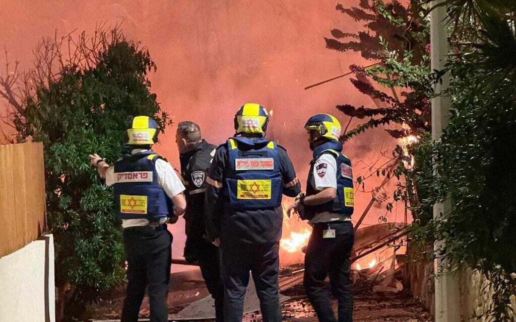 זירת הפגיעה בנהריה, 16 במרץ 2026 (צילום: מד"א) זירת הפגיעה בנהריה, 16 במרץ 2026 (צילום: מד"א)