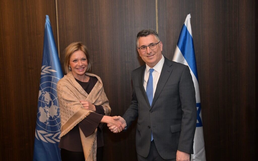 שר החוץ גדעון סער עם שליחת האו"ם ללבנון, ז'נין הניס־פלאסחארט, 9 במרץ 2026 שר החוץ גדעון סער עם שליחת האו"ם ללבנון, ז'נין הניס־פלאסחארט, 9 במרץ 2026