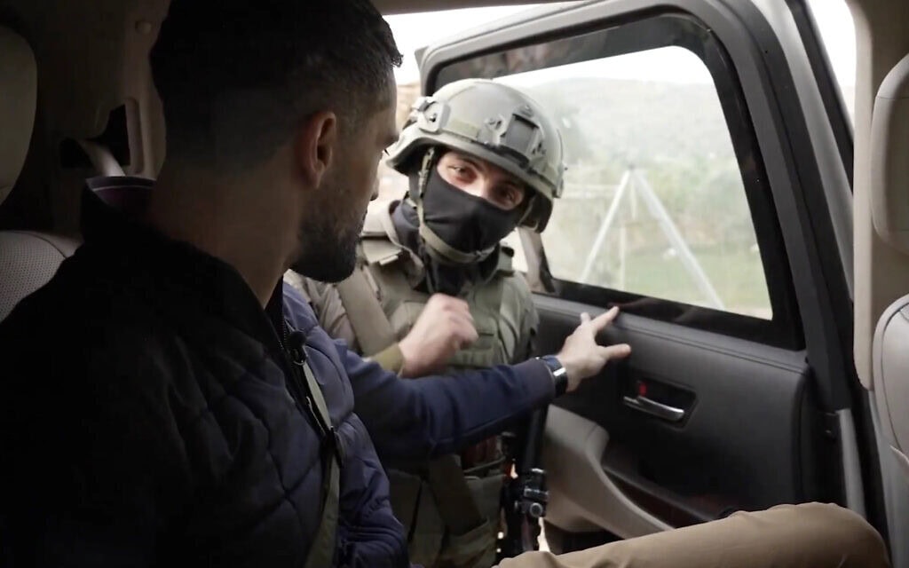 חייל רעול פנים, שזוהה כמאיר, מביט למצלמה בעודו פותח את דלת המכונית שבה יושב כתב סי-אן-אן ג’רמי דיימונד, משמאל, בעת שהוא מעוכב בכפר תיאסיר שבצפון הגדה המערבית, 26 במרץ 2026 (צילום: צילום מסך מווידאו של סי-אן-אן) חייל רעול פנים, שזוהה כמאיר, מביט למצלמה בעודו פותח את דלת המכונית שבה יושב כתב סי-אן-אן ג’רמי דיימונד, משמאל, בעת שהוא מעוכב בכפר תיאסיר שבצפון הגדה המערבית, 26 במרץ 2026 (צילום: צילום מסך מווידאו של סי-אן-אן)