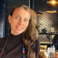 העיתונאית שלי קטלסון בעת ביקור בבגדד, עיראק, בדצמבר 2024 (צילום: מחשבון ה-X של שלי קטלסון) העיתונאית שלי קטלסון בעת ביקור בבגדד, עיראק, בדצמבר 2024 (צילום: מחשבון ה-X של שלי קטלסון)