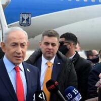 ראש הממשלה בנימין נתניהו לצד דוברו זיו אגמון לפני העלייה למטוס בוושינגטון, 12 בפברואר 2026 (צילום: אבי אוחיון/לע"מ) ראש הממשלה בנימין נתניהו לצד דוברו זיו אגמון לפני העלייה למטוס בוושינגטון, 12 בפברואר 2026 (צילום: אבי אוחיון/לע"מ)