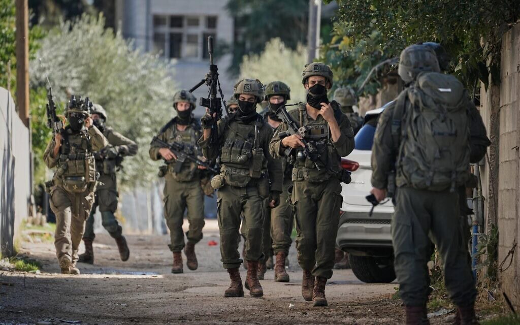 חיילים במהלך פשיטה צבאית בעיירה טובאס שבגדה המערבית, 26 בנובמבר 2025 (צילום: AP Photo/ Majdi Mohammed) חיילים במהלך פשיטה צבאית בעיירה טובאס שבגדה המערבית, 26 בנובמבר 2025 (צילום: AP Photo/ Majdi Mohammed)