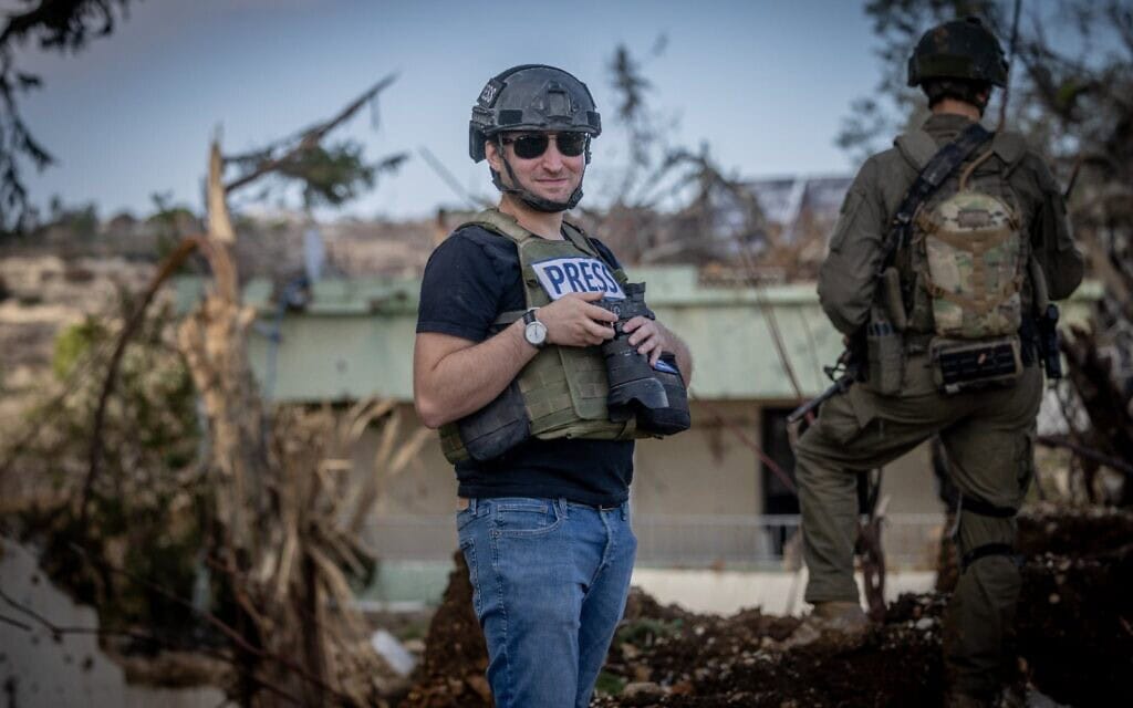 הכתב הצבאי של זמן ישראל עמנואל פביאן בדרום לבנון, 21 בנובמבר 2024 (צילום: חיים גולדברג/פלאש90) הכתב הצבאי של זמן ישראל עמנואל פביאן בדרום לבנון, 21 בנובמבר 2024 (צילום: חיים גולדברג/פלאש90)