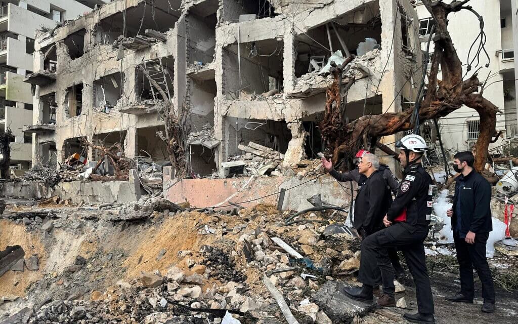 ראש האופוזיציה יאיר לפיד בזירת נפילת טיל איראני בתל אביב. 1 במרץ 2026 (צילום: יש עתיד) ראש האופוזיציה יאיר לפיד בזירת נפילת טיל איראני בתל אביב. 1 במרץ 2026 (צילום: יש עתיד)