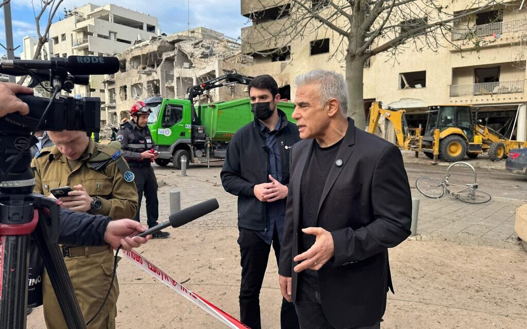 ראש האופוזיציה יאיר לפיד בזירת נפילת טיל איראני בתל אביב, 1 במרץ 2026 (צילום: יש עתיד) ראש האופוזיציה יאיר לפיד בזירת נפילת טיל איראני בתל אביב, 1 במרץ 2026 (צילום: יש עתיד)