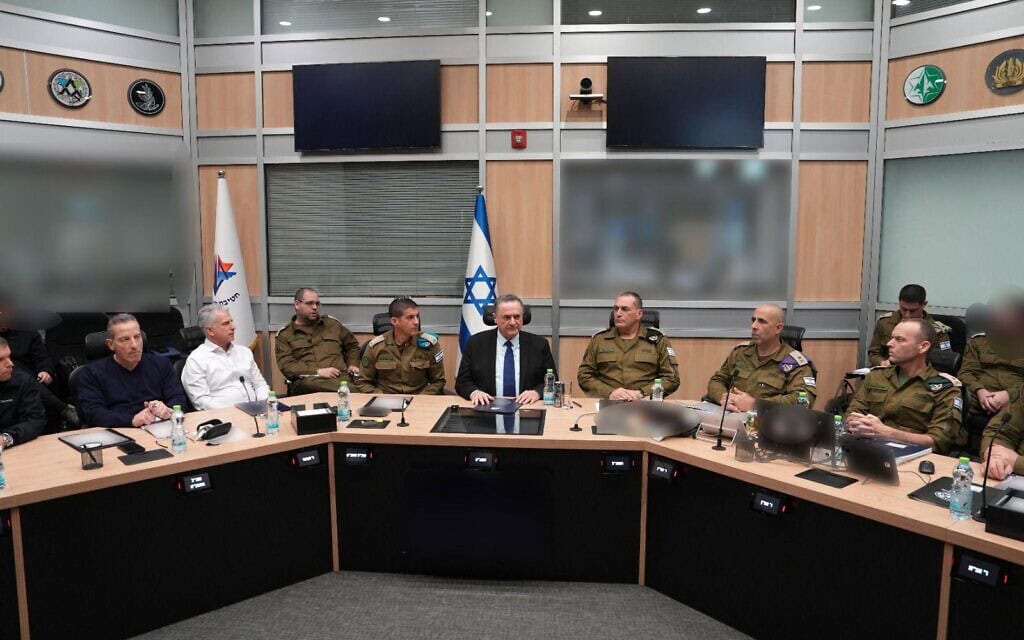 שר הביטחון ישראל כ״ץ בהערכת מצב בקריה לצד הרמטכ״ל ובכירי מערכת הביטחון. 1 במרץ 2026 (צילום: אריאל חרמוני/משרד הביטחון) שר הביטחון ישראל כ״ץ בהערכת מצב בקריה לצד הרמטכ״ל ובכירי מערכת הביטחון. 1 במרץ 2026 (צילום: אריאל חרמוני/משרד הביטחון)