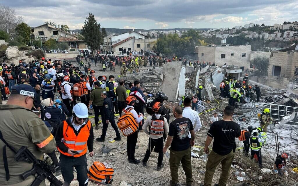 זירת פגיעת טיל איראני בבית שמש, 1 במרץ 2026 (צילום: איחוד הצלה) זירת פגיעת טיל איראני בבית שמש, 1 במרץ 2026 (צילום: איחוד הצלה)