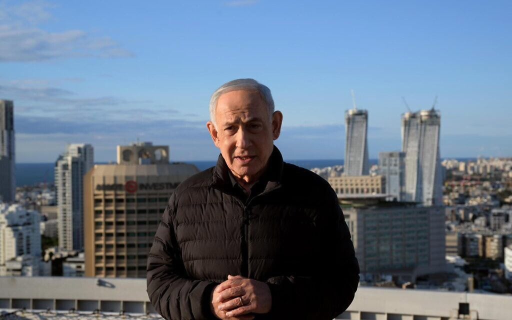 ראש הממשלה בנימין נתניהו על גג מבנה במתחם הקריה בתל אביב, 1 במרץ 2026 (צילום: אבי אוחיון / לע"מ)
