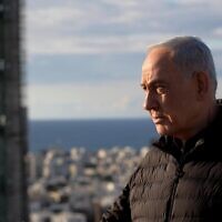 ראש הממשלה בנימין נתניהו על גג מבנה במתחם הקריה בתל אביב, 1 במרץ 2026 (צילום: אבי אוחיון/לע"מ) ראש הממשלה בנימין נתניהו על גג מבנה במתחם הקריה בתל אביב, 1 במרץ 2026 (צילום: אבי אוחיון/לע"מ)