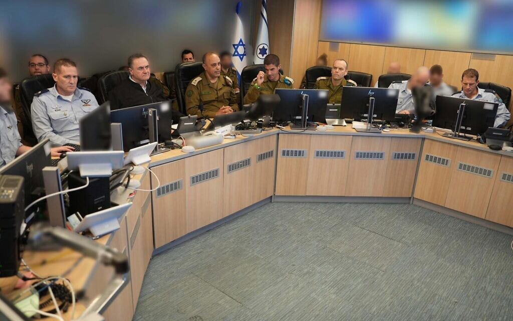 שר הביטחון ישראל כ״ץ בבור חיל האוויר בקריה לצד סגן הרמטכ"ל, אלוף תמיר ידעי, ומפקד חיל האוויר, אלוף תומר בר. 2 במרץ 2026 (צילום: אריאל חרמוני, משרד הביטחון) שר הביטחון ישראל כ״ץ בבור חיל האוויר בקריה לצד סגן הרמטכ"ל, אלוף תמיר ידעי, ומפקד חיל האוויר, אלוף תומר בר. 2 במרץ 2026 (צילום: אריאל חרמוני, משרד הביטחון)