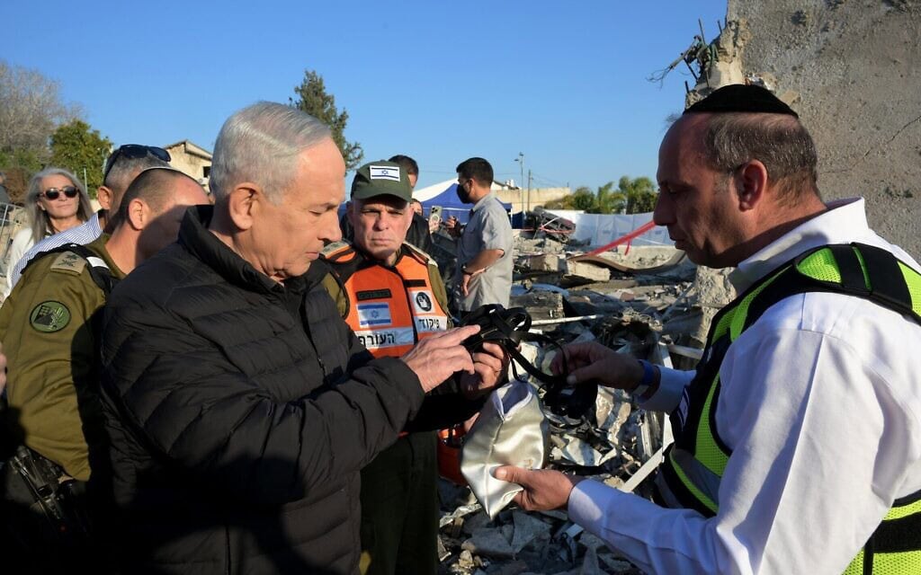 בנימין נתניהו בזירת פגיעת הטיל האיראני בבית שמש, 2 במרץ 2026 (צילום: אבי אוחיון/ לע"מ) בנימין נתניהו בזירת פגיעת הטיל האיראני בבית שמש, 2 במרץ 2026 (צילום: אבי אוחיון/ לע"מ)