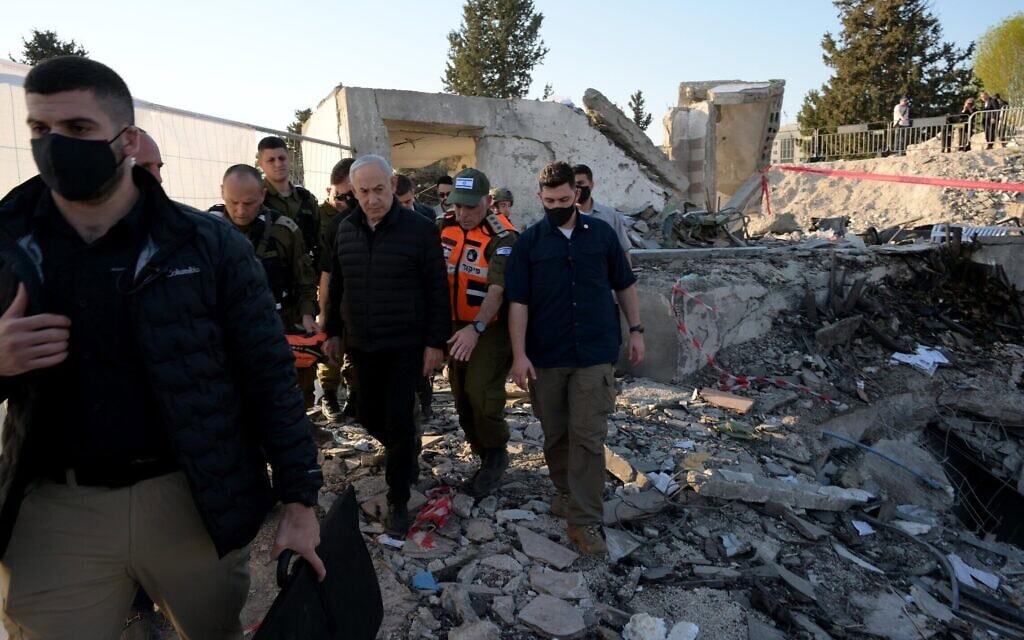 ראש הממשלה בנימין נתניהו בזירת פגיעת הטיל האיראני בבית שמש, 2 במרץ 2026 (צילום: אבי אוחיון/לע"מ) ראש הממשלה בנימין נתניהו בזירת פגיעת הטיל האיראני בבית שמש, 2 במרץ 2026 (צילום: אבי אוחיון/לע"מ)