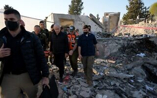 ראש הממשלה בנימין נתניהו בזירת פגיעת הטיל האיראני בבית שמש, 2 במרץ 2026 (צילום: אבי אוחיון/לע"מ) ראש הממשלה בנימין נתניהו בזירת פגיעת הטיל האיראני בבית שמש, 2 במרץ 2026 (צילום: אבי אוחיון/לע"מ)