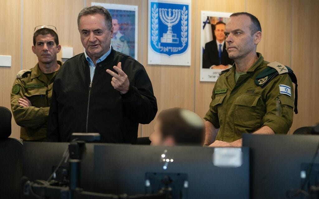 שר הביטחון ישראל כ"ץ ומשמאלו ראש אגף המודיעין שלומי בינדר, 4 במרץ 2026 (צילום: אריאל חרמוני, משרד הביטחון)