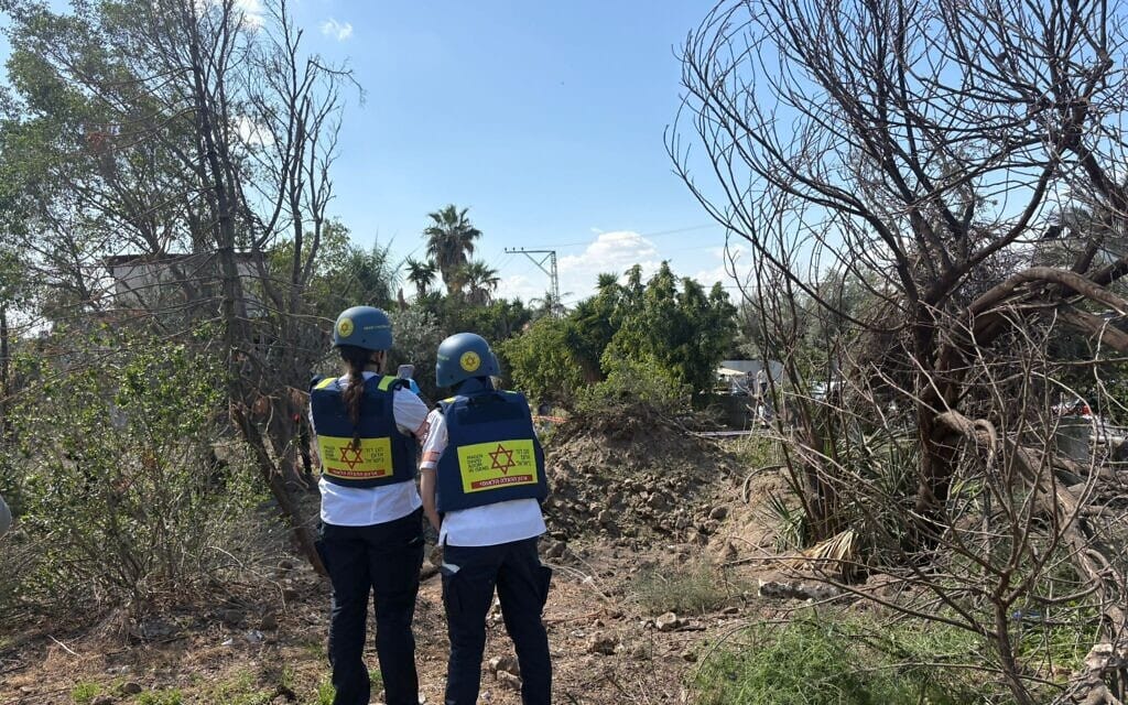 חובשים בזירת נפילה של טיל איראני באזור המרכז ביום השישי של מבצע ״שאגת הארי״. 5 במרץ 2026 (צילום: דוברות מד״א) חובשים בזירת נפילה של טיל איראני באזור המרכז ביום השישי של מבצע ״שאגת הארי״. 5 במרץ 2026 (צילום: דוברות מד״א)