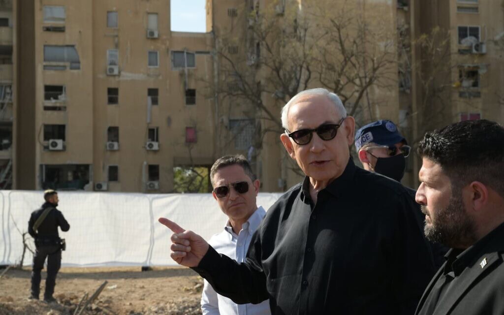 בנימין נתניהו בזירת נפילת הטיל האיראני בבאר שבע, 6 במרץ 2026 (צילום: אבי אוחיון/ לע״מ) בנימין נתניהו בזירת נפילת הטיל האיראני בבאר שבע, 6 במרץ 2026 (צילום: אבי אוחיון/ לע״מ)