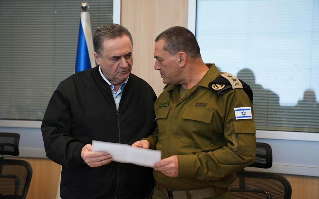 שר הביטחון ישראל כ״ץ לצד הרמטכ״ל אייל זמיר בהערכת מצב. 8 במרץ 2026 (צילום: אריאל חרמוני, משרד הביטחון) שר הביטחון ישראל כ״ץ לצד הרמטכ״ל אייל זמיר בהערכת מצב. 8 במרץ 2026 (צילום: אריאל חרמוני, משרד הביטחון)