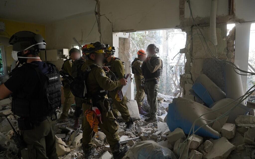 חיילי פיקוד העורף פועלים בזירת פגיעת טיל במרכז הארץ, 6 במרץ 2026 (צילום: דובר צה״ל ) חיילי פיקוד העורף פועלים בזירת פגיעת טיל במרכז הארץ, 6 במרץ 2026 (צילום: דובר צה״ל )