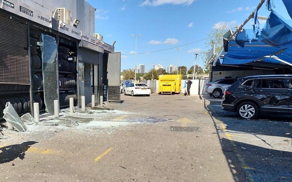 זירת פגיעה בפתח תקווה. 8 במרץ 2026 (צילום: מד״א) זירת פגיעה בפתח תקווה. 8 במרץ 2026 (צילום: מד״א)