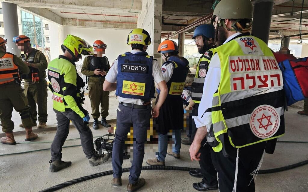 חובשי מד״א בזירת נפילת טיל איראני באזור המרכז. 9 במרץ 2026 (צילום: דוברת מד״א) חובשי מד״א בזירת נפילת טיל איראני באזור המרכז. 9 במרץ 2026 (צילום: דוברת מד״א)