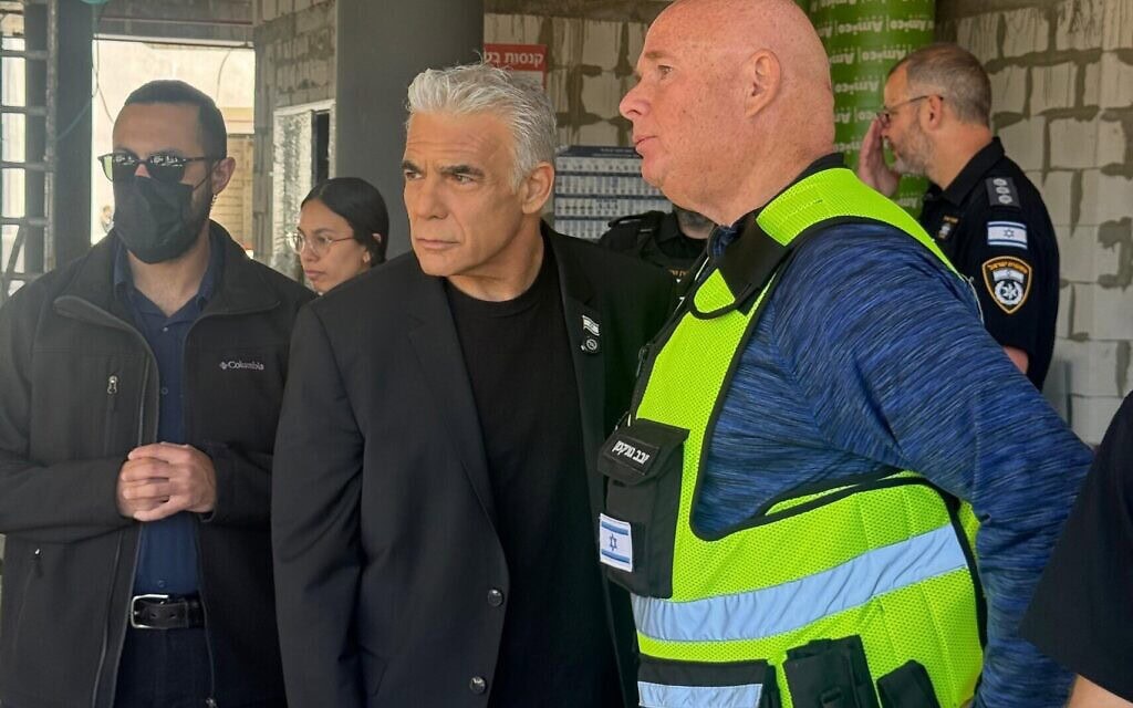 יו״ר האופוזיציה יאיר לפיד בזירת נפילה של טיל בליסטי ביהוד, 9 במרץ 2026 (צילום: יש עתיד) יו״ר האופוזיציה יאיר לפיד בזירת נפילה של טיל בליסטי ביהוד, 9 במרץ 2026 (צילום: יש עתיד)