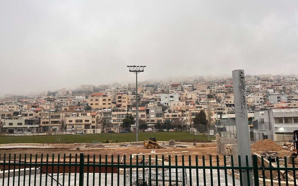 המגרש שבו נבנית אנדרטה לזכר קורבנות פגיעת הרקטה במג'דל שמס, פברואר 2026 (צילום: טל שניידר) המגרש שבו נבנית אנדרטה לזכר קורבנות פגיעת הרקטה במג'דל שמס, פברואר 2026 (צילום: טל שניידר)