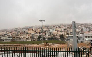 המגרש שבו נבנית אנדרטה לזכר קורבנות פגיעת הרקטה במג'דל שמס, פברואר 2026 (צילום: טל שניידר) המגרש שבו נבנית אנדרטה לזכר קורבנות פגיעת הרקטה במג'דל שמס, פברואר 2026 (צילום: טל שניידר)