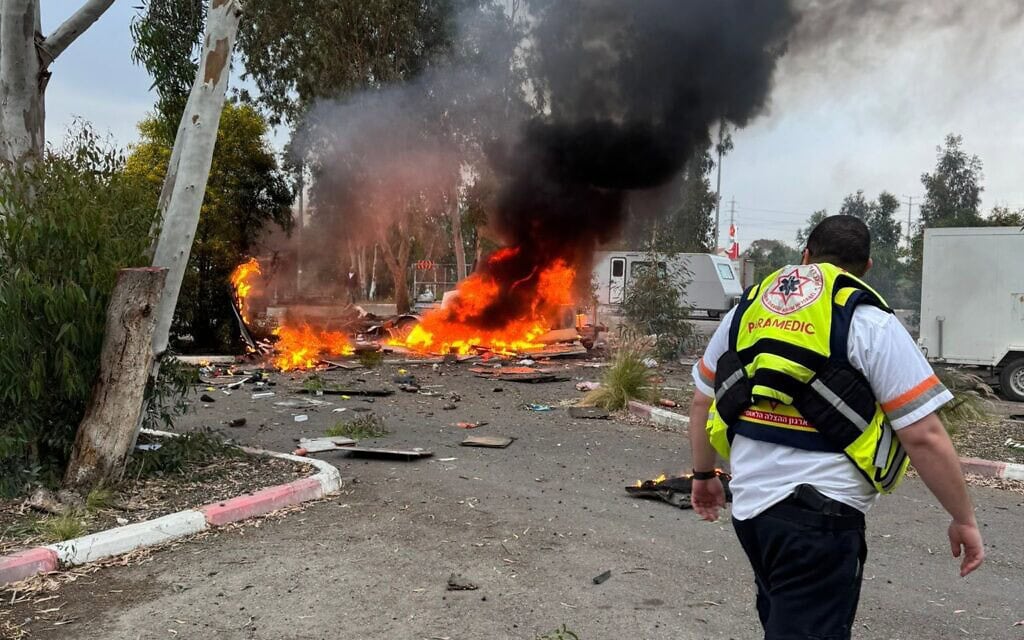 שריפה פרצה בעקבות נפילת שבר יירוט בחולון, 13 במרץ 2026 (צילום: מד"א) שריפה פרצה בעקבות נפילת שבר יירוט בחולון, 13 במרץ 2026 (צילום: מד"א)