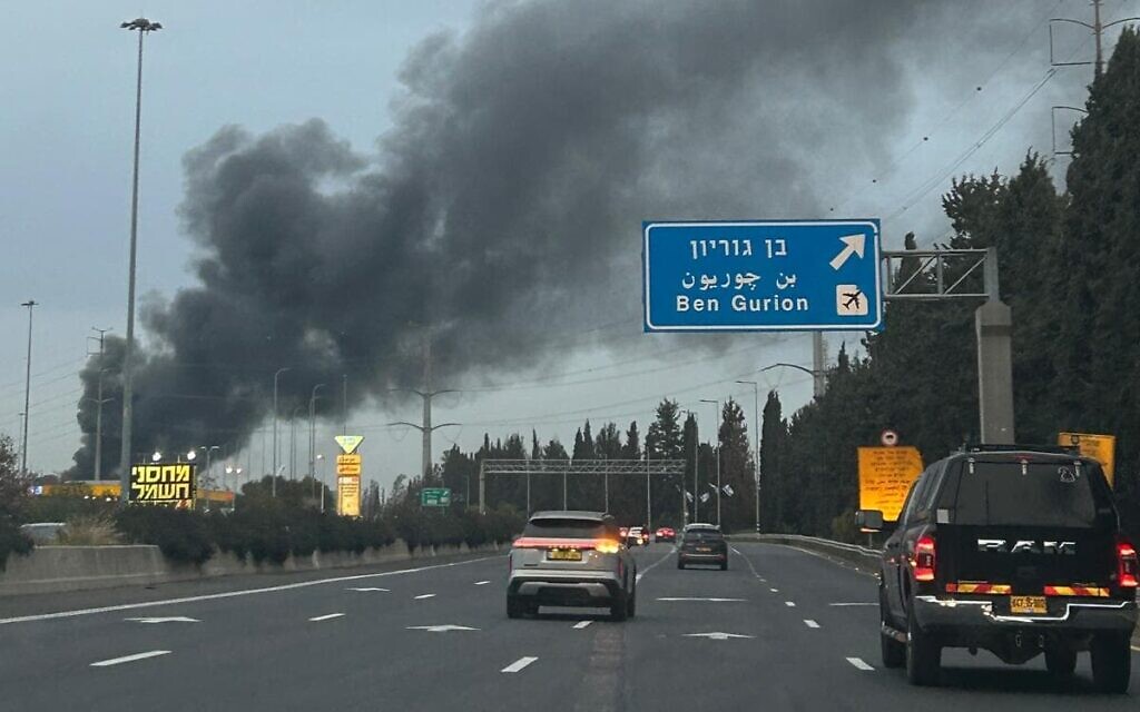 שרפה פרצה בעקבות נפילת שבר יירוט בחולון, 13 במרץ 2026 (צילום: רוני לביא) שרפה פרצה בעקבות נפילת שבר יירוט בחולון, 13 במרץ 2026 (צילום: רוני לביא)