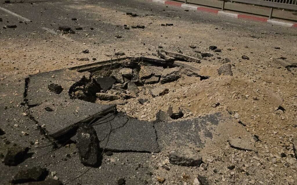בור נפער בכביש ראשי במרכז מפגיעת טיל איראני, 13 במרץ 2026 (צילום: דוברות המשטרה) בור נפער בכביש ראשי במרכז מפגיעת טיל איראני, 13 במרץ 2026 (צילום: דוברות המשטרה)