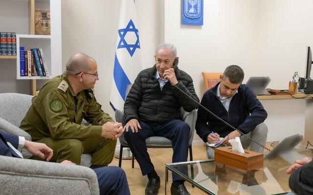 ראש הממשלה בנימין נתניהו משוחח בטלפון ולכאורה מורה על חיסול בכירים במשטר האיראני ב-16 במרץ 2026, לצד מזכירו הצבאי האלוף רומן גופמן ודוברו זיו אגמון (צילום: מעיין טואף/לע ראש הממשלה בנימין נתניהו משוחח בטלפון ולכאורה מורה על חיסול בכירים במשטר האיראני ב-16 במרץ 2026, לצד מזכירו הצבאי האלוף רומן גופמן ודוברו זיו אגמון (צילום: מעיין טואף/לע