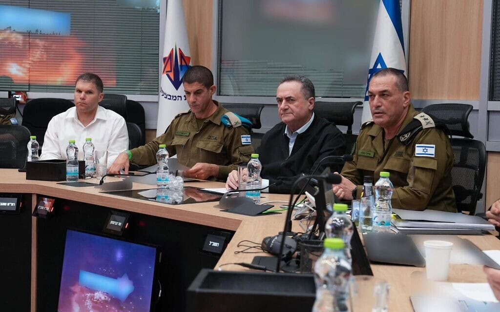 שר הביטחון ישראל כ״ץ לצד הרמטכ״ל אייל זמיר בזמן חיסול בכירי המשטר האיראני. 17 במרץ 2026 שר הביטחון ישראל כ״ץ לצד הרמטכ״ל אייל זמיר בזמן חיסול בכירי המשטר האיראני. 17 במרץ 2026