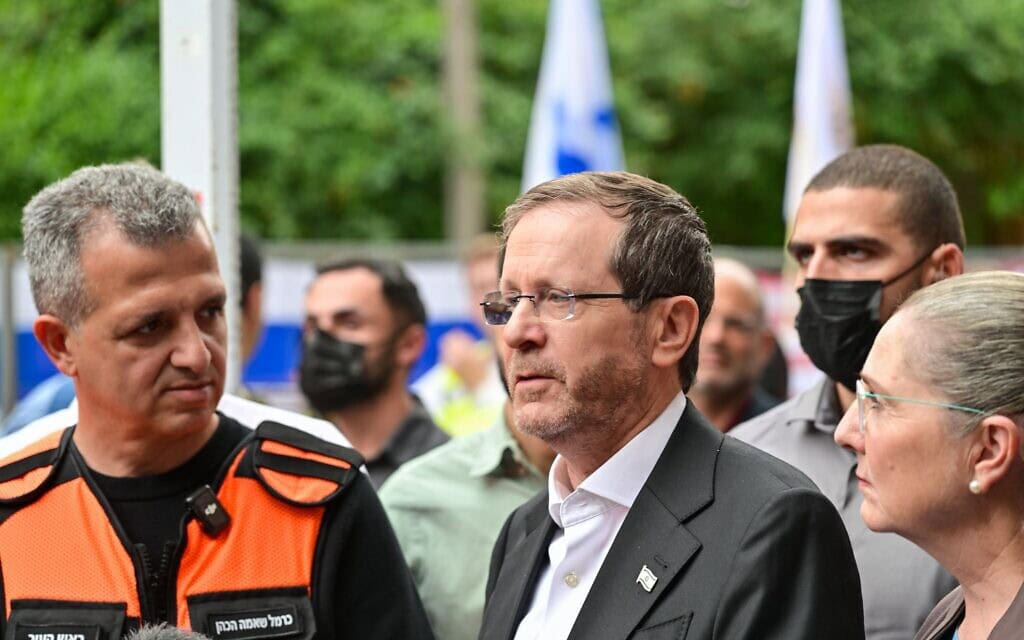 הנשיא יצחק הרצוג, רעייתו מיכל הרצוג וראש עיריית רמת גן כרמל שאמה הכהן בזירת הפגיעה בעיר, 18 במרץ 2026 (צילום: קובי גדעון / לע"מ) הנשיא יצחק הרצוג, רעייתו מיכל הרצוג וראש עיריית רמת גן כרמל שאמה הכהן בזירת הפגיעה בעיר, 18 במרץ 2026 (צילום: קובי גדעון / לע"מ)