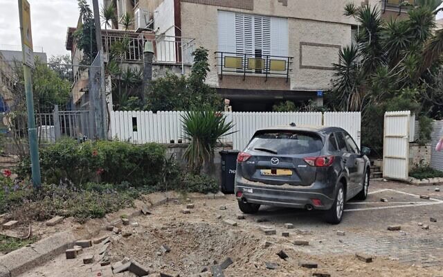 זירת נפילה של טיל איראני בראשון לציון. 21 במרץ 2026 (צילום: דוברות כבאות והצלה) זירת נפילה של טיל איראני בראשון לציון. 21 במרץ 2026 (צילום: דוברות כבאות והצלה)