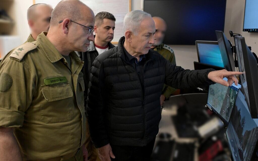 ראש הממשלה בנימין נתניהו מקבל עדכון על אירוע הנפילה בערד בחדר המצב, 21 במרץ 2026 (צילום: אבי אוחיון/ לע"מ) ראש הממשלה בנימין נתניהו מקבל עדכון על אירוע הנפילה בערד בחדר המצב, 21 במרץ 2026 (צילום: אבי אוחיון/ לע"מ)