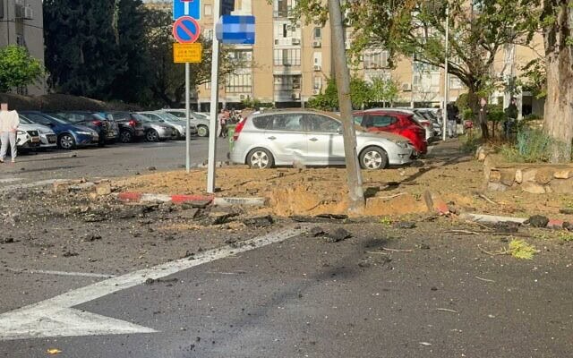 זירת נפילה של חלקי טיל איראני באזור המרכז. 22 במרץ 2026 (צילום: מגן דוד אדום) זירת נפילה של חלקי טיל איראני באזור המרכז. 22 במרץ 2026 (צילום: מגן דוד אדום)