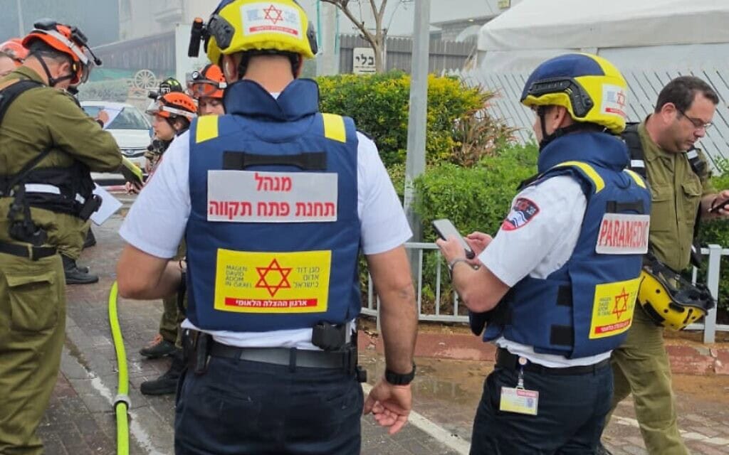 זירת פגיעת טיל איראני במרכז תל אביב, 22 במרץ 2026 (צילום: מד"א) זירת פגיעת טיל איראני במרכז תל אביב, 22 במרץ 2026 (צילום: מד"א)