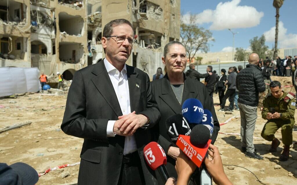 נשיא המדינה יצחק הרצוג בזירת נפילת הטיל האיראני בערד. 22 במרץ 2026 נשיא המדינה יצחק הרצוג בזירת נפילת הטיל האיראני בערד. 22 במרץ 2026