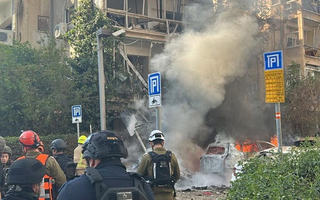 זירת נפילת טיל איראני בתל אביב, 24 במרץ 2026 (צילום: מד"א) זירת נפילת טיל איראני בתל אביב, 24 במרץ 2026 (צילום: מד"א)