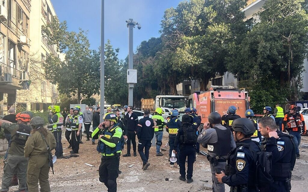 זירת נפילת טיל איראני בתל אביב, 24 במרץ 2026 (צילום: מד"א) זירת נפילת טיל איראני בתל אביב, 24 במרץ 2026 (צילום: מד"א)
