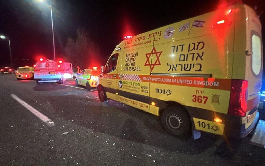 ניידת מגן דוד אדום בזירת פגיעת רקטה בצומת מחניים, 24 במרץ 2026 (צילום: מד״א) ניידת מגן דוד אדום בזירת פגיעת רקטה בצומת מחניים, 24 במרץ 2026 (צילום: מד״א)