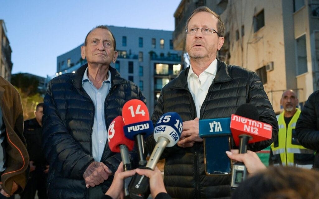 הנשיא יצחק הרצוג בזירת נפילת טיל איראני בתל אביב. 24 במרץ 2026 (צילום: מעיין טואף/ לע״מ) הנשיא יצחק הרצוג בזירת נפילת טיל איראני בתל אביב. 24 במרץ 2026 (צילום: מעיין טואף/ לע״מ)