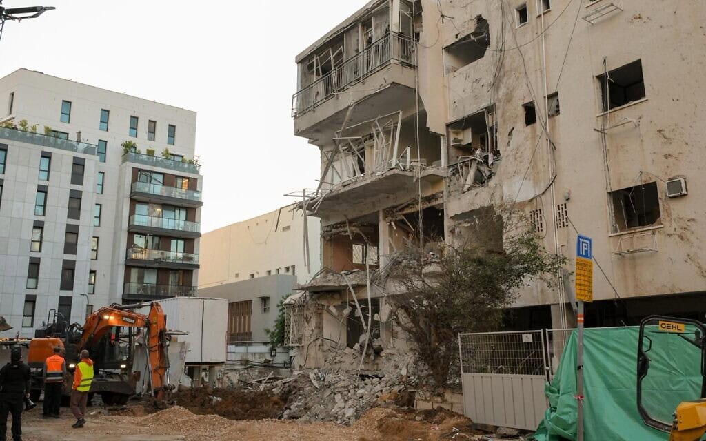 זירת נפילת טיל איראני בתל אביב. 24 במרץ 2026 (צילום: מעיין טואף/ לע״מ) זירת נפילת טיל איראני בתל אביב. 24 במרץ 2026 (צילום: מעיין טואף/ לע״מ)