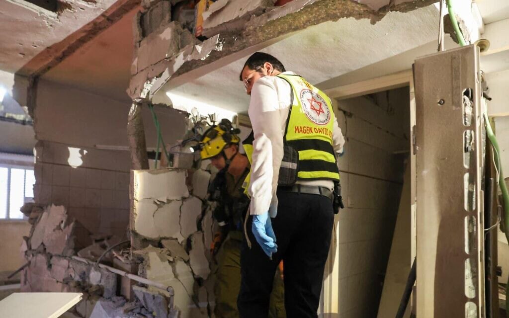 זירת נפילת טיל איראני באזור המרכז. 24 במרץ 2026 (צילום: מד״א) זירת נפילת טיל איראני באזור המרכז. 24 במרץ 2026 (צילום: מד״א)
