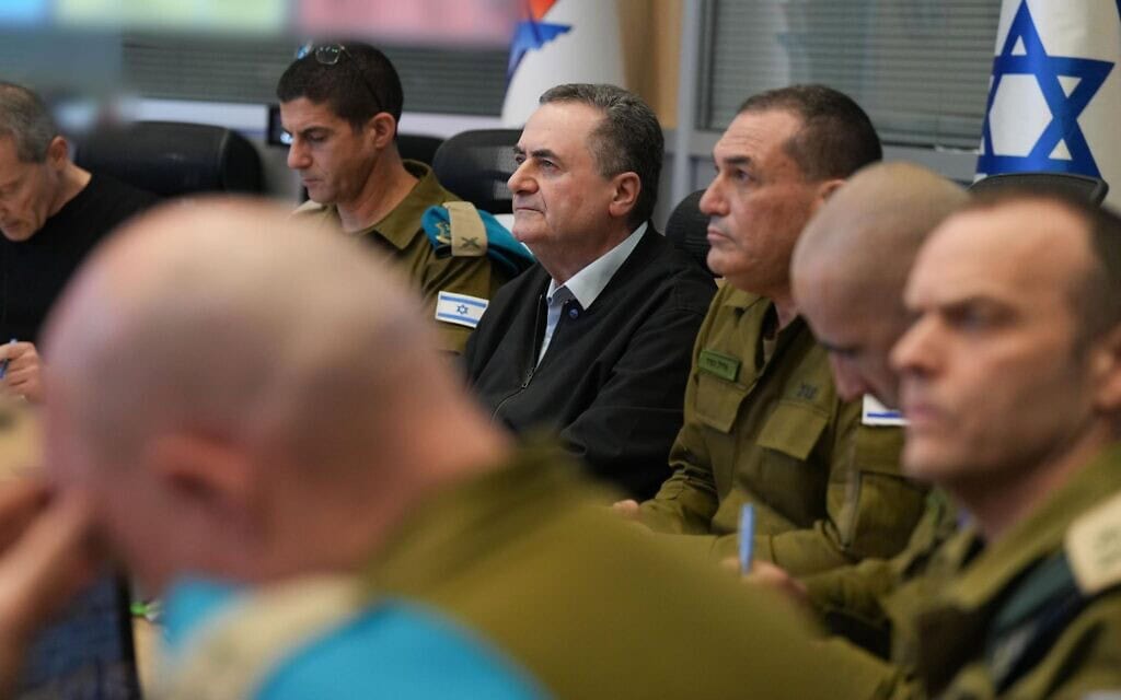 שר הביטחון ישראל כ״ץ לצד הרמטכ״ל אייל זמיר בהערכת מצב בקריה. 25 במרץ 2026 (צילום: אלעד מלכה, משרד הביטחון) שר הביטחון ישראל כ״ץ לצד הרמטכ״ל אייל זמיר בהערכת מצב בקריה. 25 במרץ 2026 (צילום: אלעד מלכה, משרד הביטחון)